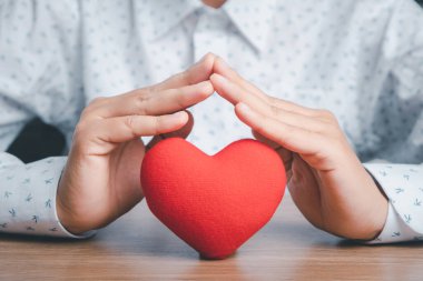 Kırmızı kalp, ahşap arka plan, sağlık, aşk, organ bağışı, aile sigortası, CSR, dünya kalbi günü, dünya sağlık günü, dua konsepti, Top view.