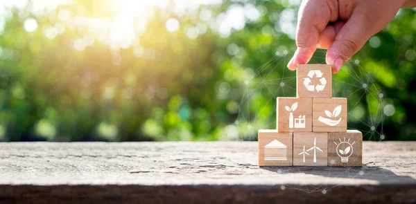 ESG çevre kavramı, ESG simgesi, sosyal ve kurumsal yönetim kavramına sahip ahşap küp bloğu.