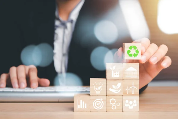 ESG çevre kavramı, Businewoman el ele tutuşması tahta küp bloğu ve ESG simgesi ile fotokopi alanı, sosyal ve kurumsal yönetim kavramı