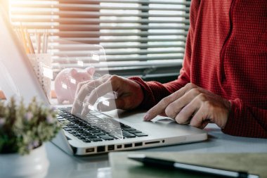 Belge yönetim sistemi konsepti, dizüstü bilgisayar compter belge yönetim sistemi (DMS), Sanal çevrimiçi belge veritabanı ve dosyaları verimli bir şekilde yönetmek için işlem otomasyonu üzerinde çalışan İşadamı.