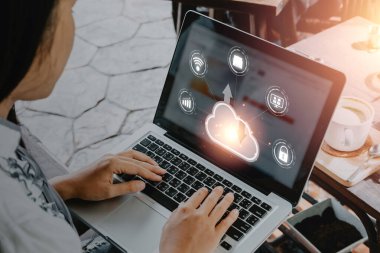 Bulut bilgisayar simgesi, Bulut hesaplama konsepti, Yedekleme Verisi İnternet, ağ ve dijital, Evrensel ve teknolojik paylaşım kavramı olan dizüstü bilgisayar kullanan kadın eli
