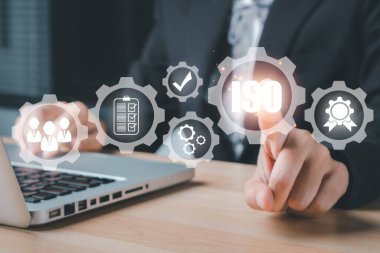 ISO standartları kalite kontrol kavramı, dizüstü bilgisayarda çalışan ve VR ekran izo ikon arka planı, sigorta garantisi, iş teknolojisi konsepti.
