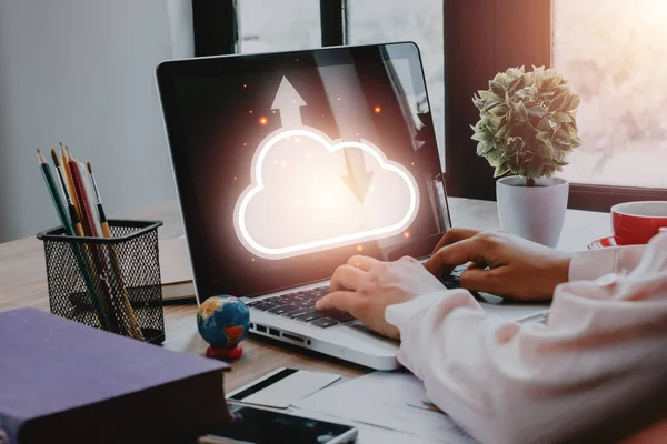 Bulut bilgisayar simgesi, Bulut hesaplama konsepti, Yedekleme Verisi İnternet, ağ ve dijital, Evrensel ve teknolojik paylaşım kavramı olan dizüstü bilgisayar kullanan kadın eli.