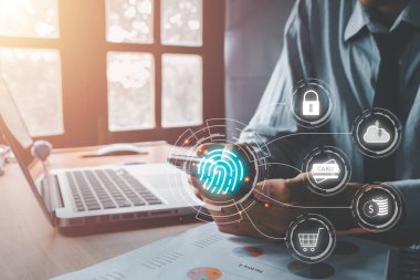 Kişisel mali verilere ulaşmak için parmak izi kimliğini kullanan işadamı eli, parmak izi taraması güvenlik için biyometrik tanımlama sağlar..