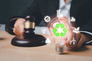 CO2 emisyon kavramını azaltmak, sanal ekranda CO2 simgesiyle el ele tutuşan kişi, yenilenebilir enerji ve elektrik taşımacılığına dayalı sürdürülebilir kalkınma ve yeşil iş.