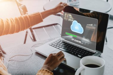 Veri konseptini yükle, Womna dizüstü bilgisayarı kullan ve ofiste dizüstü bilgisayara, veri bilgilerine, teknoloji ağı internet kavramına.