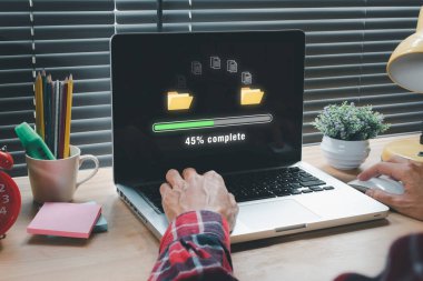 Veri sistemi yer değiştirme kavramını transfer et, sanal ekranda çubuk simgesi yükleme işlemini bekleyen dizüstü bilgisayar kullanan kişi..