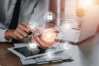 Kişisel mali verilere ulaşmak için parmak izi kimliğini kullanan işadamı eli, parmak izi taraması güvenlik için biyometrik tanımlama sağlar.