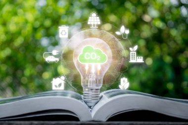 CO2 emisyon kavramını azaltmak, sanal ekranda CO2 simgesi olan ampul, yenilenebilir enerjiye dayalı sürdürülebilir kalkınma ve yeşil işletme, elektrik taşımacılığı.