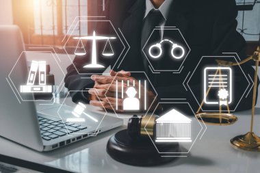 Adalet ve hukuk kavramı, erkek hakim VR ekran hukuku ikonu ile dizüstü bilgisayarda çalışıyor.