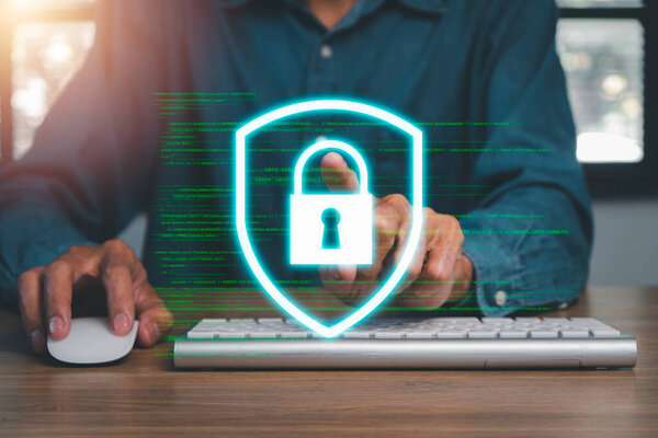 Кибербезопасность, концепция цифровой преступности, нажатие на иконку замка на экране, эксперт по кибербезопасности, работающий над безопасным доступом в интернет для защиты сервера от киберпреступности.