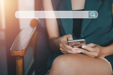 İnternet veri ağı konsepti aranıyor, akıllı telefon geçmişi kullanan kadın.