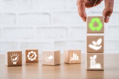 ESG çevre kavramı, ESG simgesi, sosyal ve kurumsal yönetim kavramı ile ahşap küp bloğu.