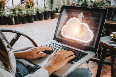 Bulut bilgisayar simgesi, Bulut hesaplama konsepti, Yedekleme Verisi İnternet, ağ ve dijital, Evrensel ve teknolojik paylaşım kavramı olan dizüstü bilgisayar kullanan kadın eli.