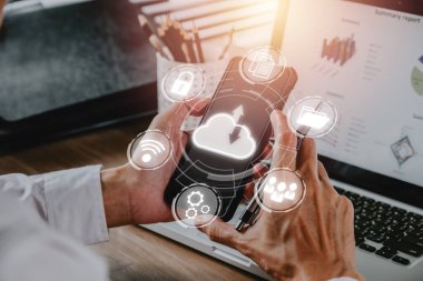 Bulut bilgisayar simgesi, Bulut hesaplama konsepti, Yedekleme Verisi İnternet, ağ ve dijital, Evrensel ve teknolojik paylaşım konsepti olan akıllı telefon kullanan insan eli.
