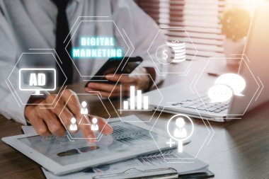 Dijital pazarlama teknolojisi kavramı, tablet ve akıllı telefon kullanan iş adamı VR ekranlı dijital pazarlama simgesi, İnternet, Online, Arama Motoru optimizasyonu, SEO, Video Reklamcılığı.