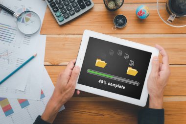 Veri sistemi yer değiştirme kavramını transfer et, sanal ekranda çubuk simgesi yükleme işlemi için dijital tablet kullanan kişi eli..