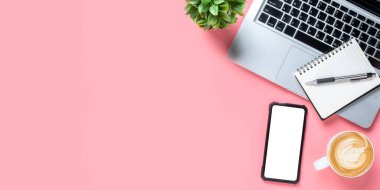 Üst Manzara, dizüstü bilgisayarlı Pembe ofis masası, boş ekran akıllı telefon, bir fincan kahve, kalem ve defter, kopyalama alanı,..