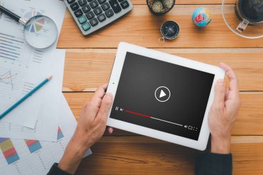 İnternette video yayını, dizüstü bilgisayarda online film ya da TV dizisi izleyen kişi, abonelik tabanlı dijital yayın, Top view