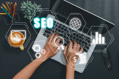 SEO Kavramı, Arama Motoru İyimsemesi, VR ekranı simgesi olan dizüstü bilgisayar kullanan kadın eli, web sitesindeki trafiği yükseltmek için konsept, arama motorlarını sıralamak için web sitenizi optimize etmek.