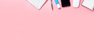 Üst Manzara, klavyeli Pembe ofis masası, akıllı telefon, defter, kalem ve kahve fincanı, fotokopi masası,..