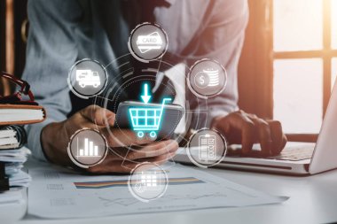 Otomobil internet mağazası alımına çevrimiçi E-Ticaret kavramını ekleyin, VR ekranında alışveriş grafiği olan akıllı telefon kullanan kişi, Online alışveriş.