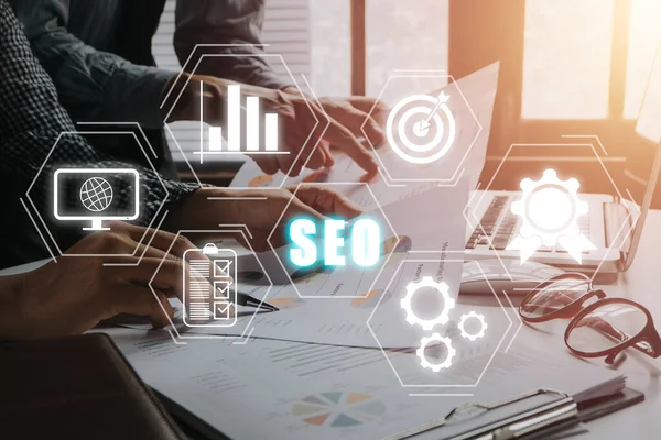SEO Kavramı, Arama Motoru İyimsemesi, İş Buharı, VR ekranı simgesi olan dizüstü bilgisayar kullanımı, web sitesindeki trafiği yükseltme konsepti, arama motorlarını sıralamak için web sitenizi optimize etme.