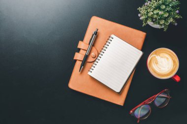Üst Manzara, bir fincan kahve, kalem, gözlük ve defter ile Karanlık Ofis masası, fotokopi alanı,.