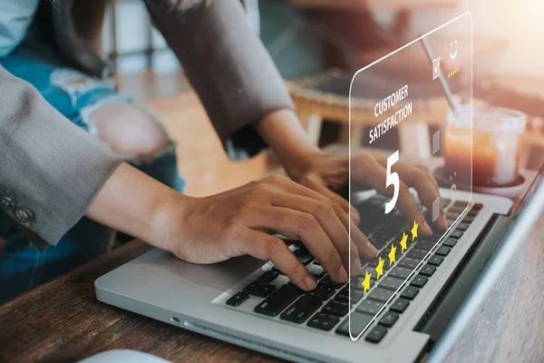 顧客レビューの満足度フィードバック調査の概念は ユーザーがオンラインアプリケーション上のサービスの経験を評価を提供し 顧客はビジネスの評判につながるサービスの品質を評価することができます — ストック写真