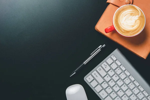 Vista Superior Escritorio Oficina Oscura Con Ordenador Del Teclado Taza — Foto de Stock