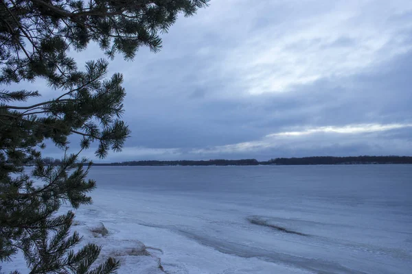 Letonya tabiatı nehir ve karla kaplı