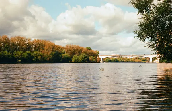 Herbstlandschaft Mit Fluss Und Brücke — Stockfoto