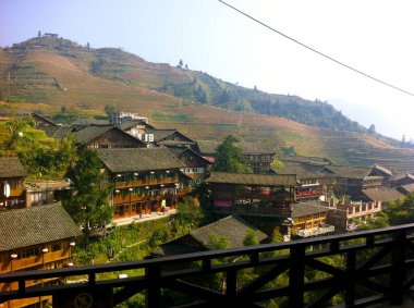 Yangshuo ilçesindeki pirinç teraslarının üzerindeki köyün manzarası.