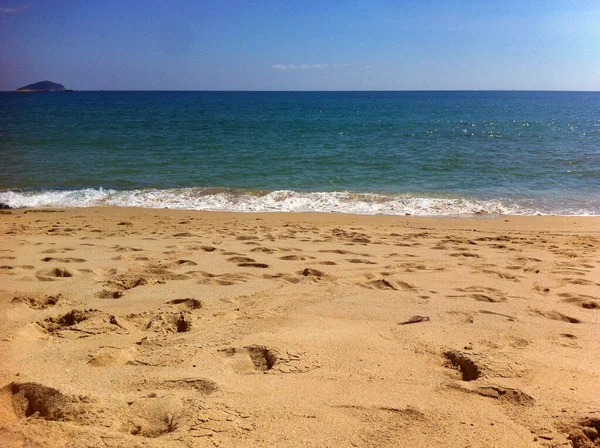 黄金のビーチの足跡 — ストック写真