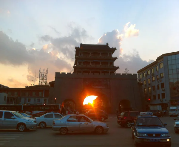 Cars City Chinese Pagoda — Stock Photo, Image