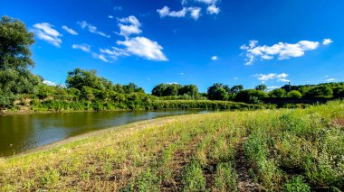 Bzenec yakınlarındaki nehrin aşağısındaki Morava Nehri 'nin çevresine bakın. Morava Nehri 'nin son kontrolsüz bölümü..