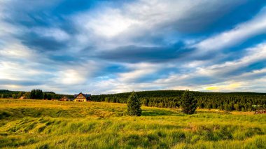 Yaz akşamı ve Hamlet Jizerka 'daki dağ çayırları, Jizera Dağları, Çek Cumhuriyeti