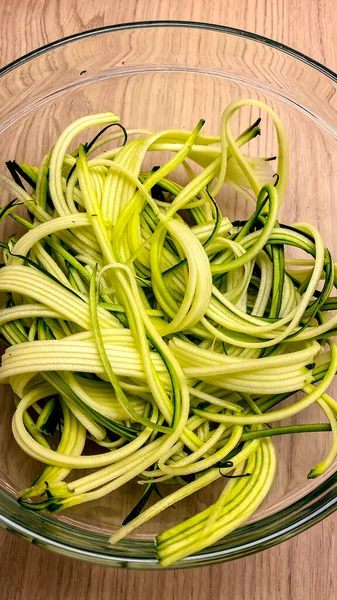 Fresh Zucchini Spaghetti Noodles Zucchini Glass Bowl — Zdjęcie stockowe