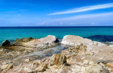 Saint Florent yakınlarındaki güzel Saleccia plajına giden yolun manzarası. Kristal berrak deniz suyuyla sahil, Korsika, Fransa.