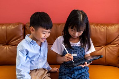 Kız ve erkek telefonda oynuyorlar. Kız ve erkek gezici oyunlar oynuyorlar. Kız ve erkek öğrenci telefonla çalışıyorlar..