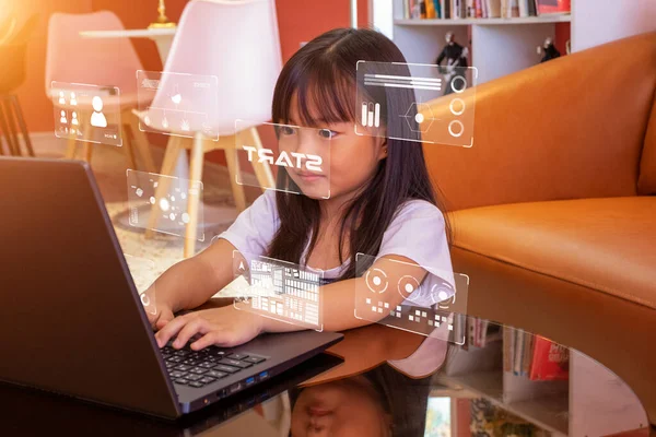 Mädchen Nutzen Moderne Computerprogramme Das Lernen Klassenzimmer Lernen Mädchen Tippt — Stockfoto
