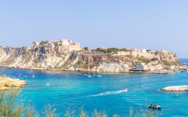 Yaz mevsiminde Tremiti Adaları 'nın San Nicola adası, Puglia, İtalya.