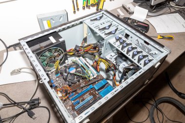 Bilgisayar kurulumu. Bilgisayar tamiri. Bilgisayar bir servis merkezinde parçalanmış. Masaüstü bilgisayarı temizleniyor.