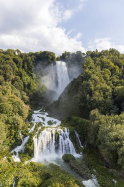 Marmore Falls, Umbria, İtalya 'nın panoramik manzarası. İtalya 'da yapay şelaleler.