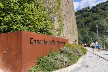 Terni, İtalya - 11 Eylül 2021: Marmore Şelalesinin alt belvedere yolu ve aynı şelalenin işareti.