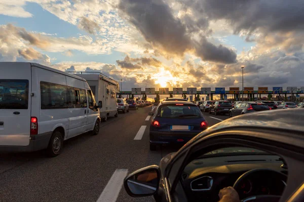 Mobil Mobil Berbaris Bilik Tol Pinggiran Roma Saat Matahari Terbenam — Stok Foto