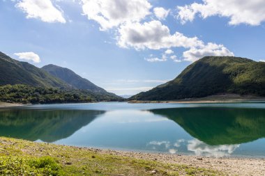 Turano Gölü 'nün manzarası. Etrafındaki dağların sularında yansımaları var..