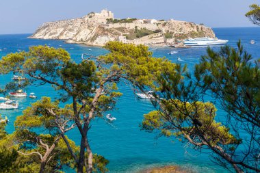 Tremiti Adaları 'nın nefes kesici manzarası kristal berrak deniz, bitki örtüsü ve Tremiti Adaları, Puglia, İtalya takımadalarının arka planında San Nicola adası..