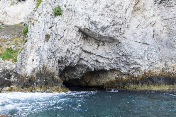 トレミティ諸島のサンドミノ島の石灰岩の岩の洞窟 プーリア イタリア — ストック写真