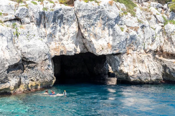 Tremiti Adaları Ndaki Deniz Mağarası Mağara Boyunca Yüzen Turistler — Stok fotoğraf